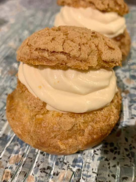 Choux au craquelin : pommes caramélisées mousse caramel beurre salé